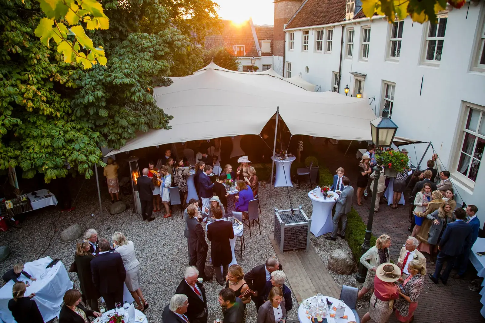 Bruiloft op de binnenplaats van Kasteel Montfoort